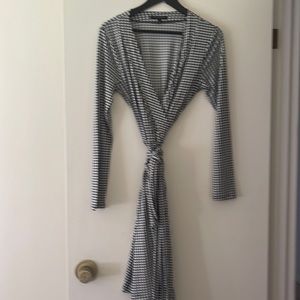 NWOT Banana Republic Navy Blue and White patterned wrap dress. Size Medium